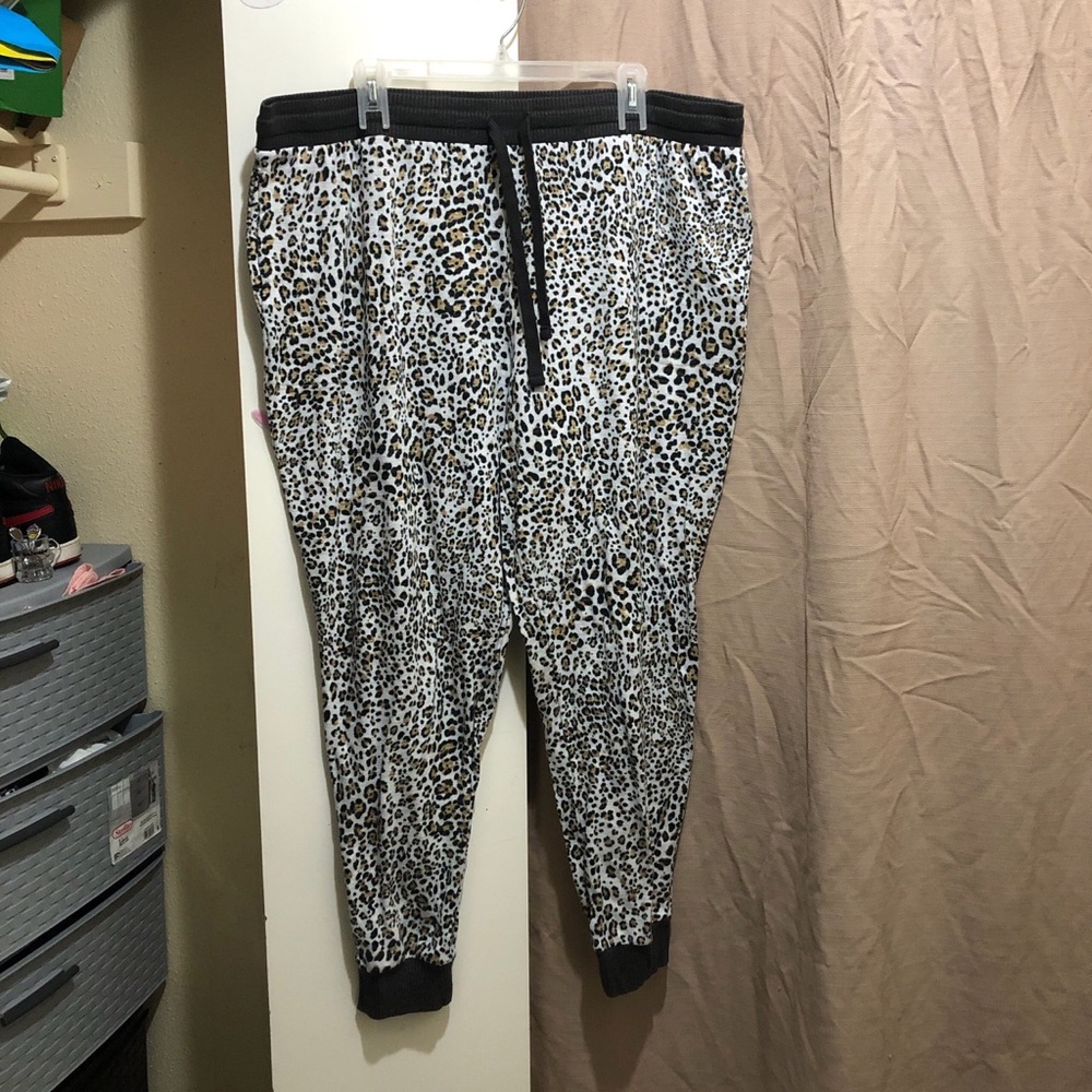 secret treasures Women's Pajama Pants with Pockets, Natural Leopard